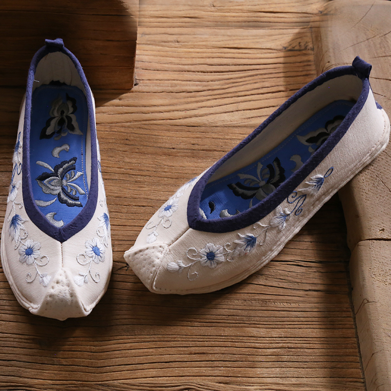22 New Models of Flat Mid-Cut Universal Chinese-Style Retro Daily Pointed-Toe Hand-Embroidered Shoes with Thousand-Layer Soles and Small Floral Design