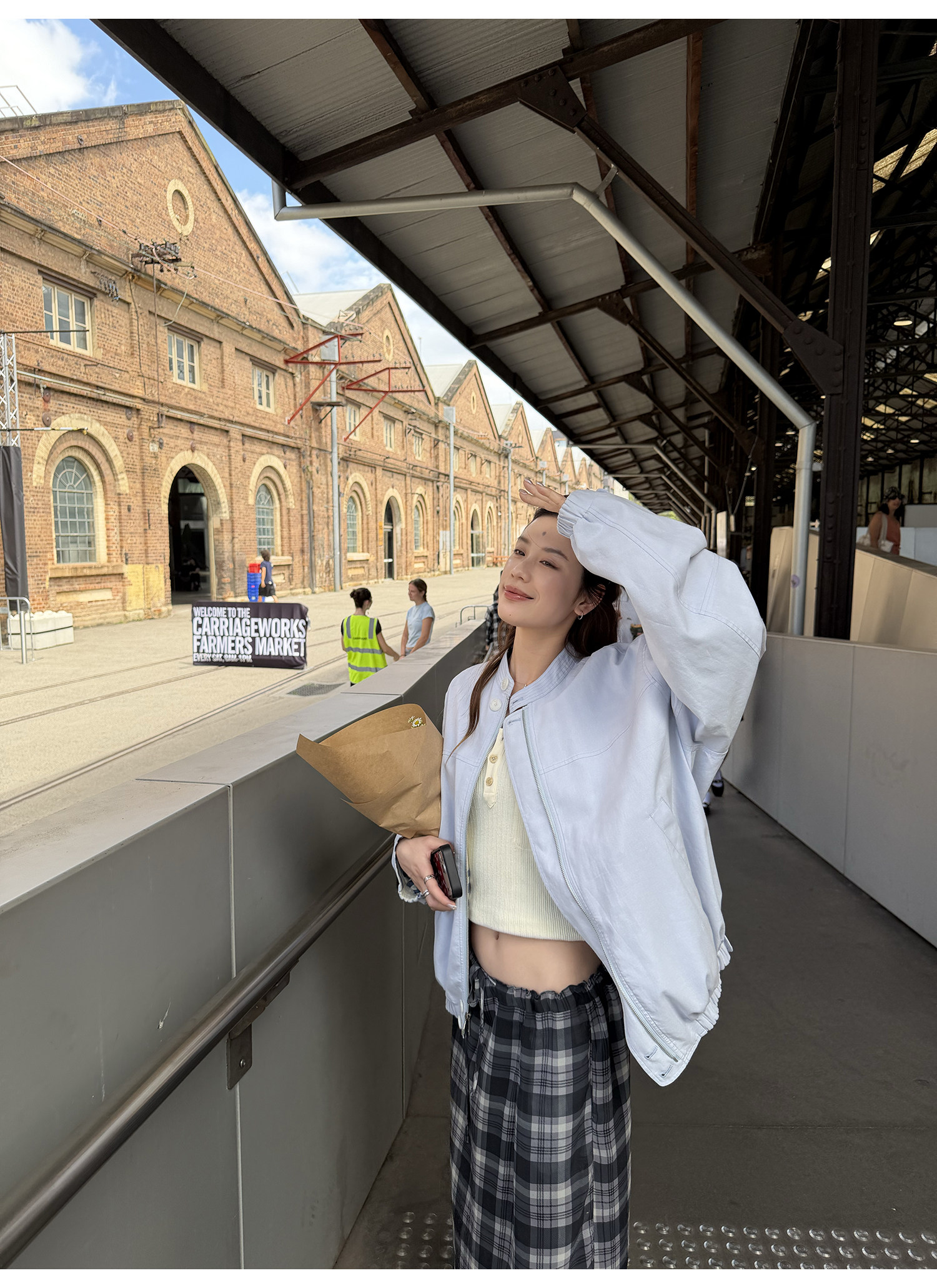 LelyMooch Двусторонняя хлопковая куртка в шотландскую сине-белую клетку с воротником-стойкой средней длины Baby синего цвета