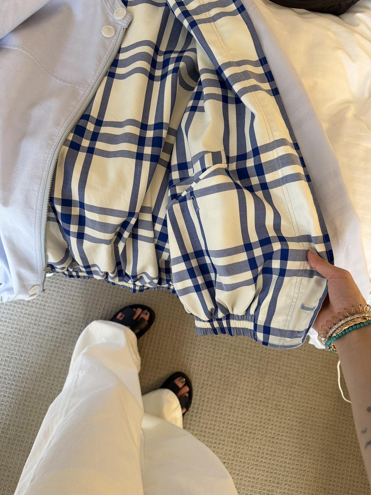 LelyMooch Двусторонняя хлопковая куртка в шотландскую сине-белую клетку с воротником-стойкой средней длины Baby синего цвета