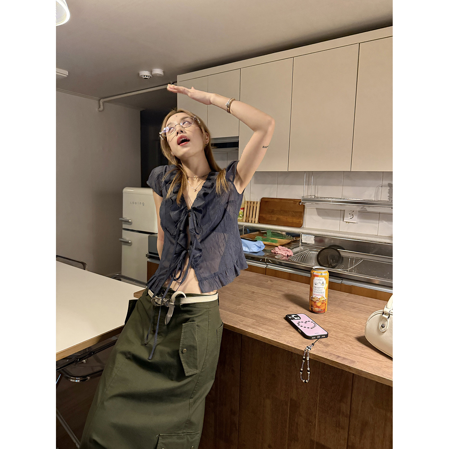 Рубашка с коротким рукавом с охлаждающим эффектом и помятым дизайном, серо-синяя клетчатая блузка, женская летняя одежда 2025