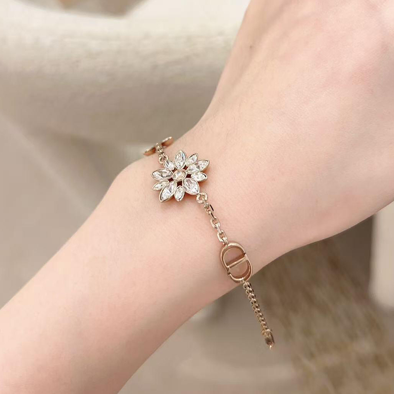 New Gold-Plated Daisy Flower Cd Bracelet for Women, Light Luxury, High-End Feel, D Brand Fashion, Simple and Elegant Light Luxury Jewelry