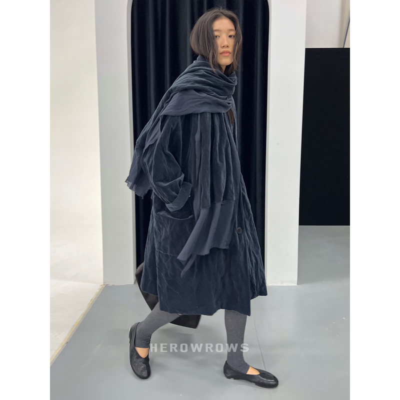 Herowrows Song Yanfei's Same Style Matte Textured Metallic Velvet Silhouette Coat with a Lightweight Scarf Herowrows Song Yanfei's Same Style Matte Textured Metallic Velvet Silhouette Coat with a Lightweight Scarf