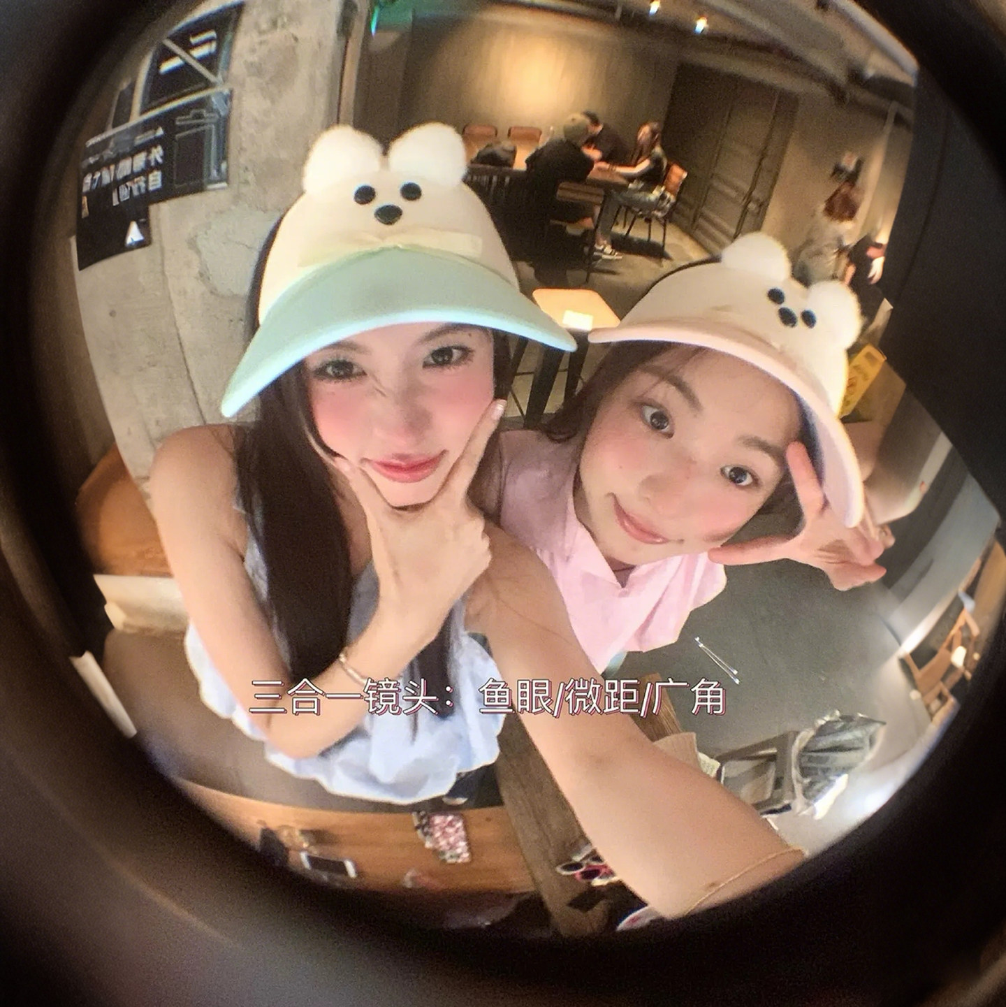 魚眼レンズ：モバイル写真撮影に欠かせないアイテム。レンズエフェクト、自撮り機能に加え、前面と背面に広角、マクロ、魚眼レンズを搭載しています。