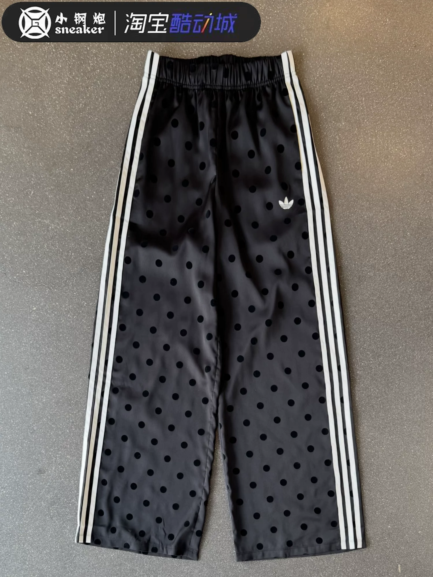 Трикотажный костюм Adidas: куртка и брюки в горох, повседневный спортивный стиль, размеры XS–XL