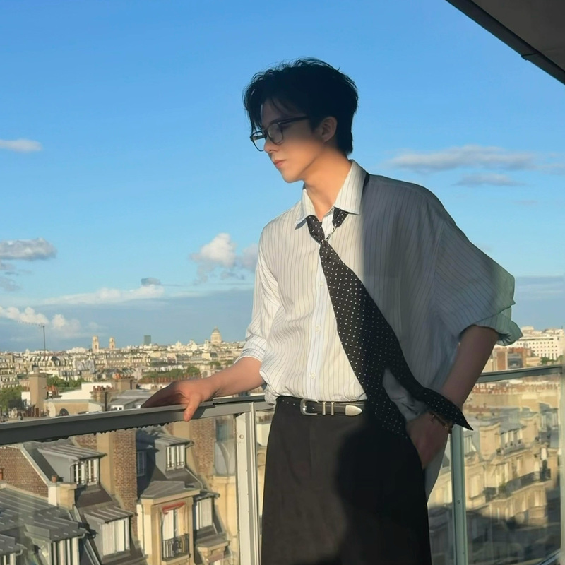 Liu Yuning's Same Style Light Blue Fine Striped Shirt for Men, Lazy Oversized Long-Sleeve Shirt with a Youthful Casual Look Liu Yuning's Same Style Light Blue Fine Striped Shirt for Men, Lazy Oversized Long-Sleeve Shirt with a Youthful Casual Look