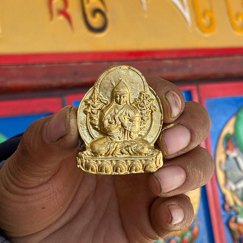 (Generation of Buddha statues) Trumpet Tsongkhapa Master rubs Buddha statues Traditional statue masters in Lhasa, Tibet
