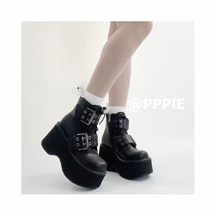 Pppie: a Versatile, Niche, Thick-Soled, Slimming, and Slightly Heavy Short Boots That I Insist on Wearing Despite Being Warned Against It
