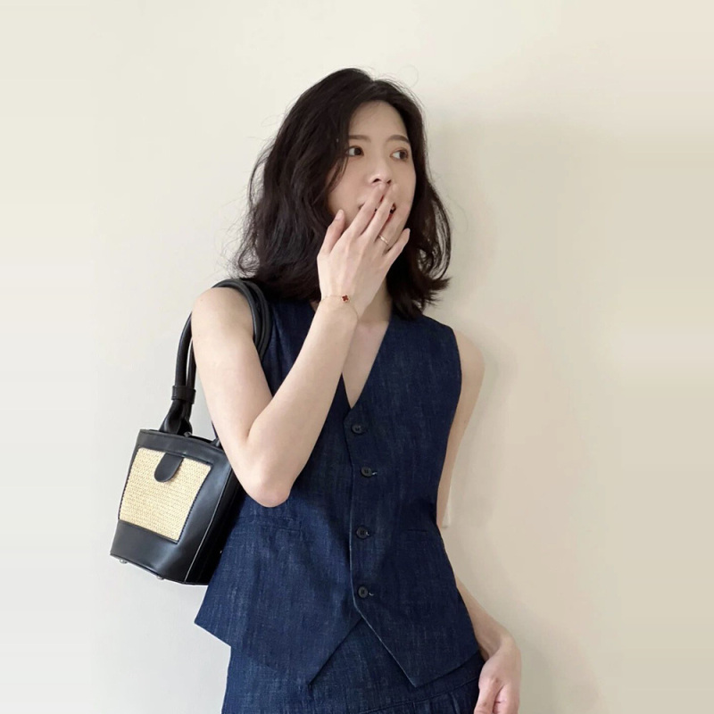 Hong Kong Style Retro Suit Denim Vest Short Jacket for Women, New Summer Style, High-End and Elegant V-Neck Sleeveless Waistcoat