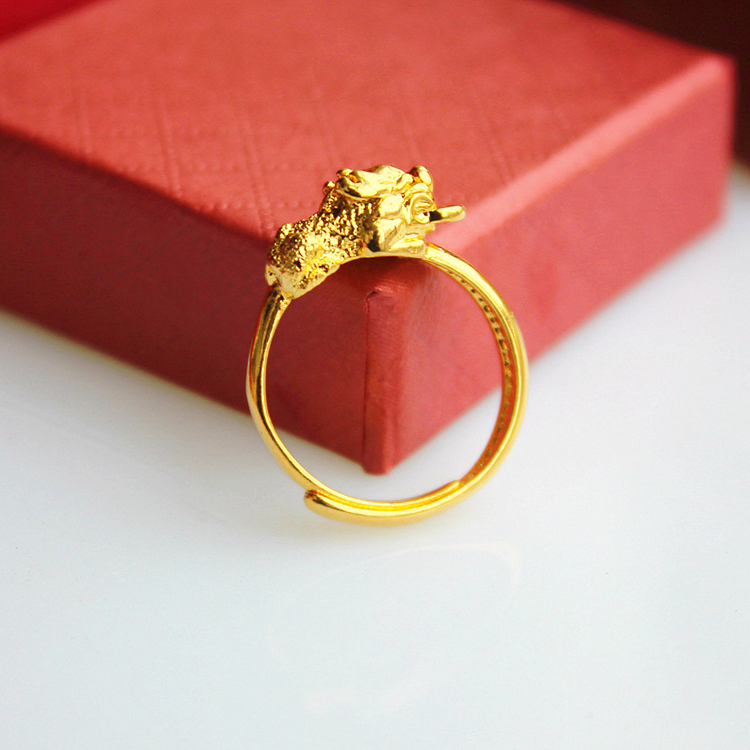 Just can't get into the chaise, the ring plated gold doesn't fall off the gold and the men and women opening the sand gold ring.