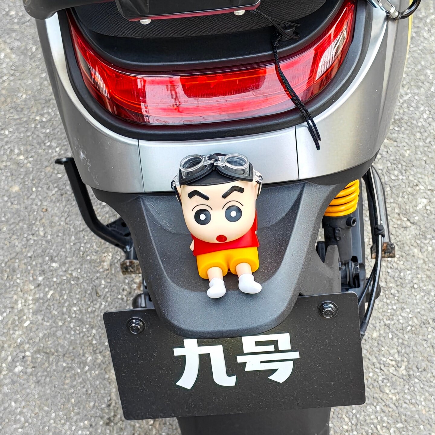 Suitable for No.9 N3 85C electric car rear Crayon Shin-chan anime cartoon decorative doll car rear cute accessories