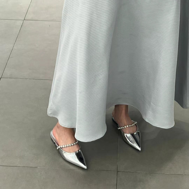 ລະດູຮ້ອນປີ 2024 ຮູບແບບໃຫມ່ pointed toe low heel half slippers chain silver toe toe Mule slippers British style flat heel shoes women's shoes