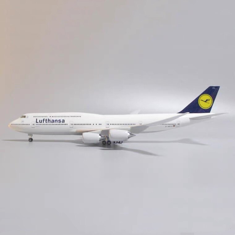 47cm with wheel with light Boeing 747-8 aircraft model of the German Lufthansa 747-8 aircraft model