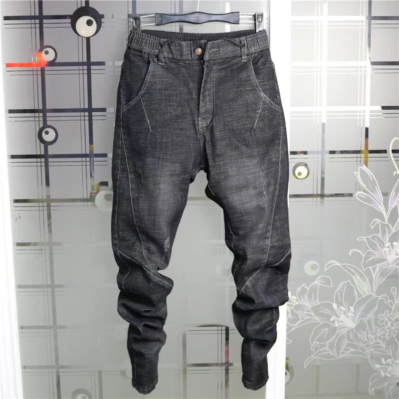 Nhanh tay với người đàn ông đỏ với quần jeans mùa đông