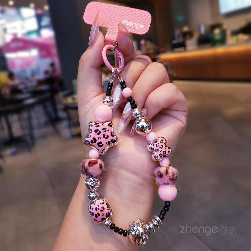 Short wrist lanyard with leopard print, pom-pom, star beading, fashionable and trendy outdoor handle with sturdy case.