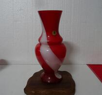 Old vase vase vase glass bottle red glass bottle red glass floating nostalgia antique movie props physical photo