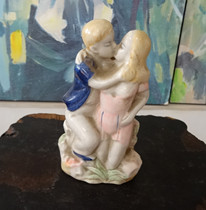 Ceramic kissing man in the 1980s classic kissing couple porcelain figures old porcelain carving with nostalgic collection props