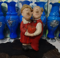 Foreign couples put a ceramic figure on the western decorative toy props used physical photographs like the picture
