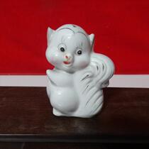 The old porcelain 90s small squirrel piece ceramic piece plays nostalgia collection antiques with small bump special price treatment