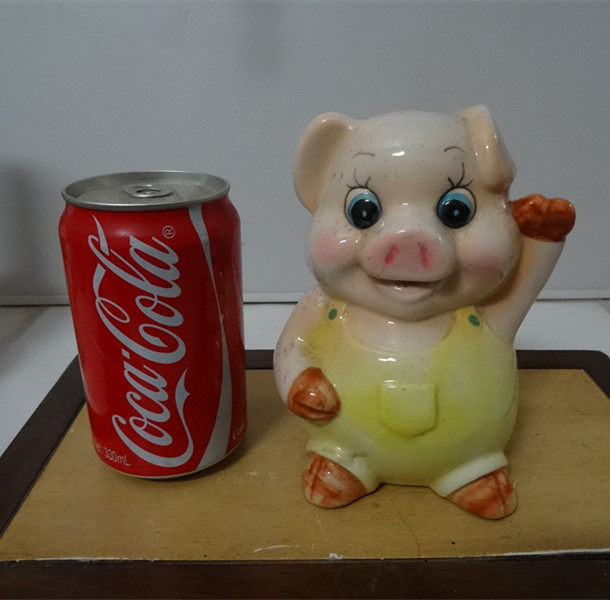 Old piggy bank change piggy bank Chinese zodiac pig porcelain ornaments old porcelain plastic 1980s old toys nostalgic collection of real photos
