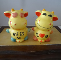 Ceramic cow fixtures a pair of pieces of Xiao Bull savings tank in the 1980s and 1990s physical pictures of the same toy