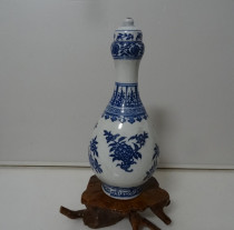 Old wine bottle blue and white porcelain wine bottle vinegar bottle oil bottle Jingdezhen art modeling 80 s old bottle full physical photo