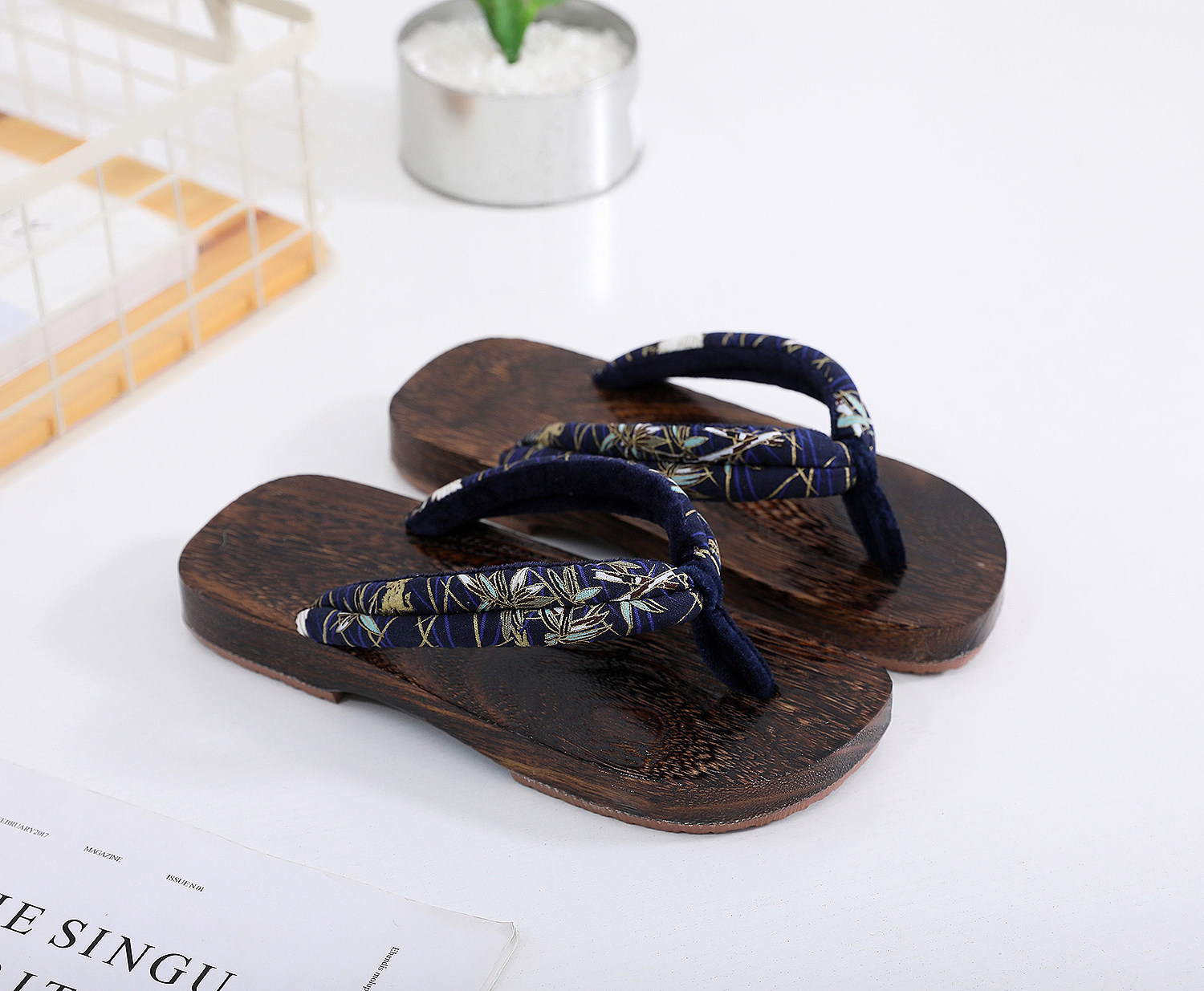 2024年夏 ユニセックス ラウンドトゥ 滑り止め付き フリップフロップ ソリッドウッド クロッグ