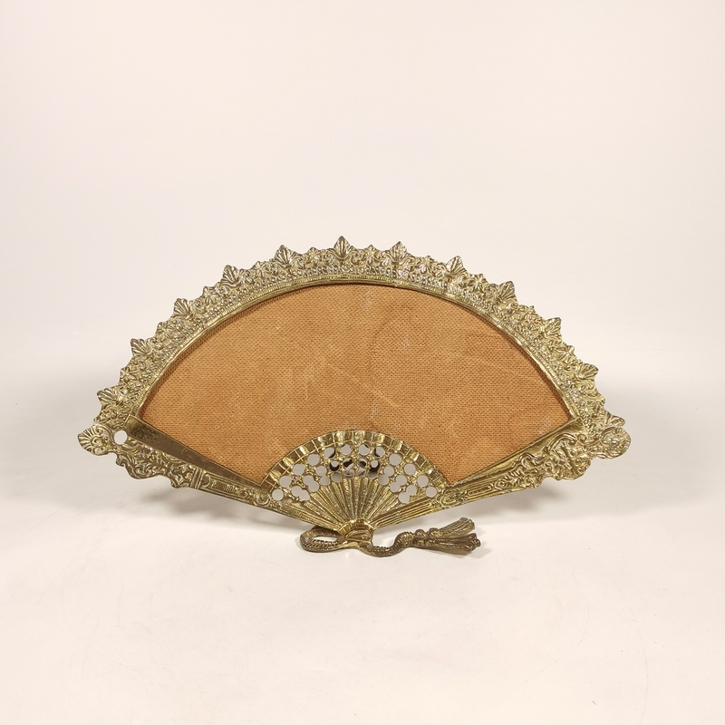 European Antique Fan-Shaped Brass Carved Stand Frame Hollow Fan-Shaped Photo Frame Picture Frame French Retro Decorative Ornament European Antique Fan-Shaped Brass Carved Stand Frame Hollow Fan-Shaped Photo Frame Picture Frame French Retro Decorative Ornament