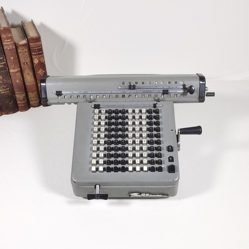 1975 Domestic-Made Flying Fish Brand Jsy-20 Hand-Cranked Calculator, Shanghai-Made Vintage Mechanical Computing Tool Collectible 1975 Domestic-Made Flying Fish Brand Jsy-20 Hand-Cranked Calculator, Shanghai-Made Vintage Mechanical Computing Tool Collectible