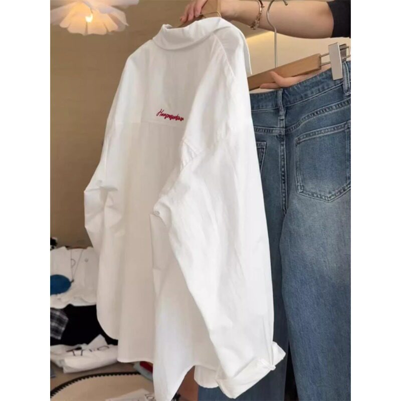 韓国風シックな白の長袖ポロシャツ（女性用）、春夏向け、ゆったりとした通勤用シャツ、背面に文字デザイン入り。