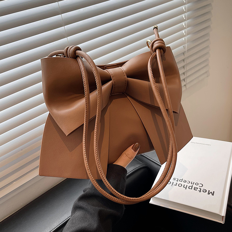 Japan 2021 Autumn Winter Fashion 100 Hitch Woman Skew Satchel Small Crowdtexture Butterfly Knot Single Shoulder Bucket of Shoulder Bucket