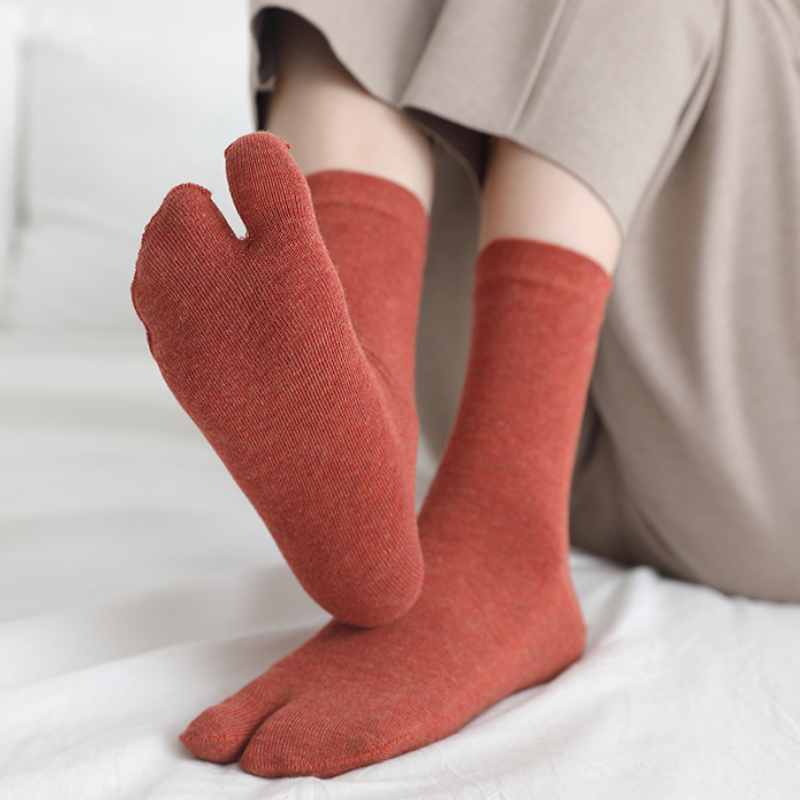 Japanese women's spring and autumn cotton cute simple deodorant clogs split-toed socks mid-tube two-finger socks two-toed socks