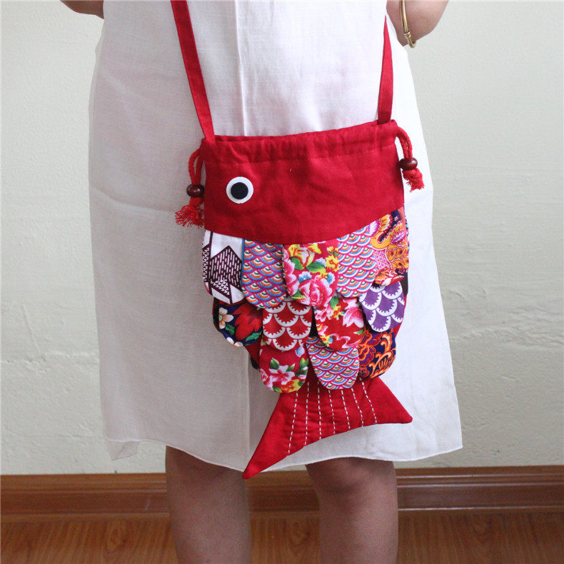 Ethnic characteristics handmade fabric cute fish-shaped mobile phone close-up shoulder messenger change black ethnic wind fish bag