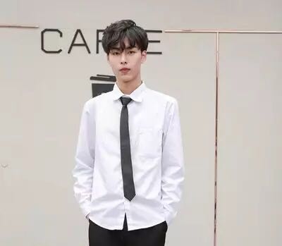 Nữ diễn viên thần tượng Cai Xukun hòa nhạc cùng quần áo sơ mi cộng với cà vạt đen dài tay nam và nữ phục vụ lớp áo sơ mi hoa nhí