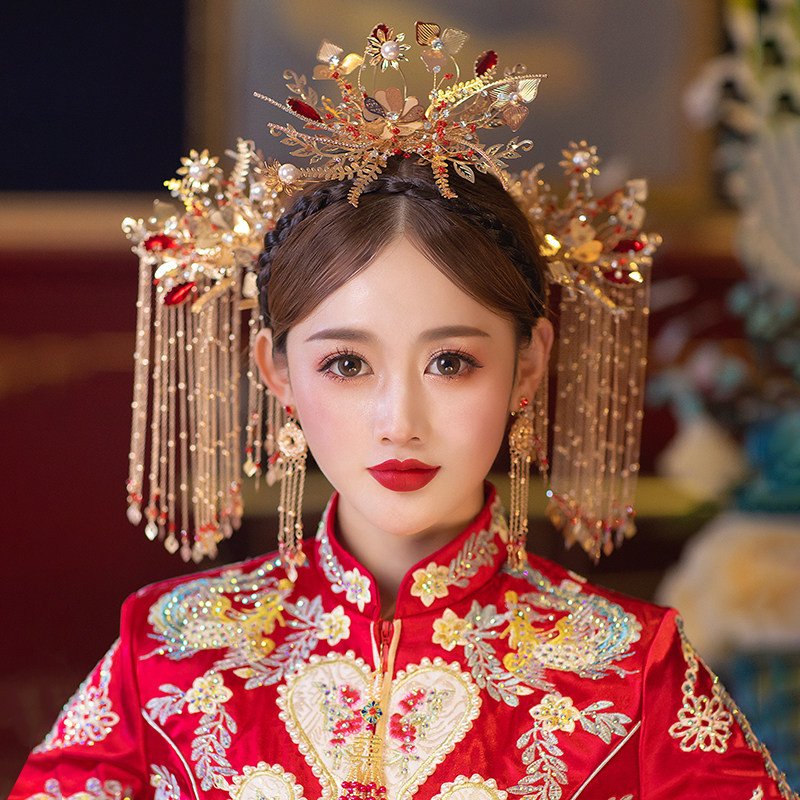 Chinese style ancient clothes golden long flow Su retro show and head decorated with bride's classical wedding photo gallery styling steps and accessories