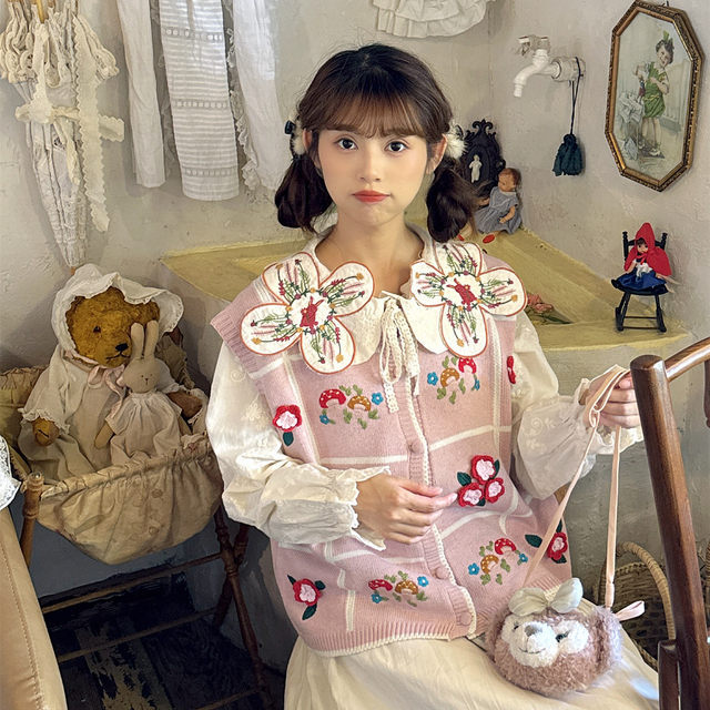 Handmade three-dimensional flower and mushroom embroidered knitted vest