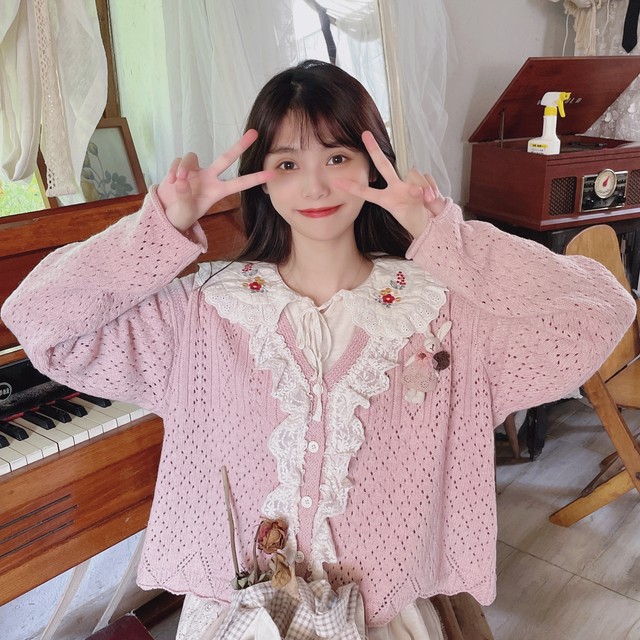 ສາວປ່າໄມ້ຫວານສາວ lace stitching hollow knitted cardigan sweater ດູໃບໄມ້ລົ່ນແລະລະດູຫນາວ retro ເສື້ອຍືດອາຍຸການຫຼຸດຜ່ອນອາຍຸ