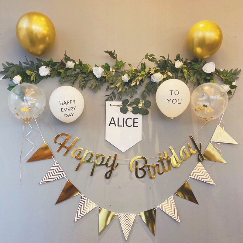 Little Red Booksen is a child's birthday background wall in scene arrangement in a simple baby's hundred days decoration net red birthday