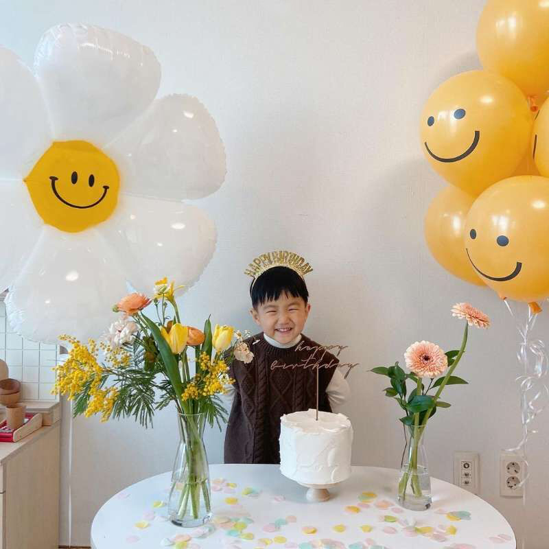 In South Korea fresh outdoor picnic party flower daisies child birthday hundred days old decorated smiley balloon