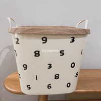 Черно -белый номер/модель крышки дерева