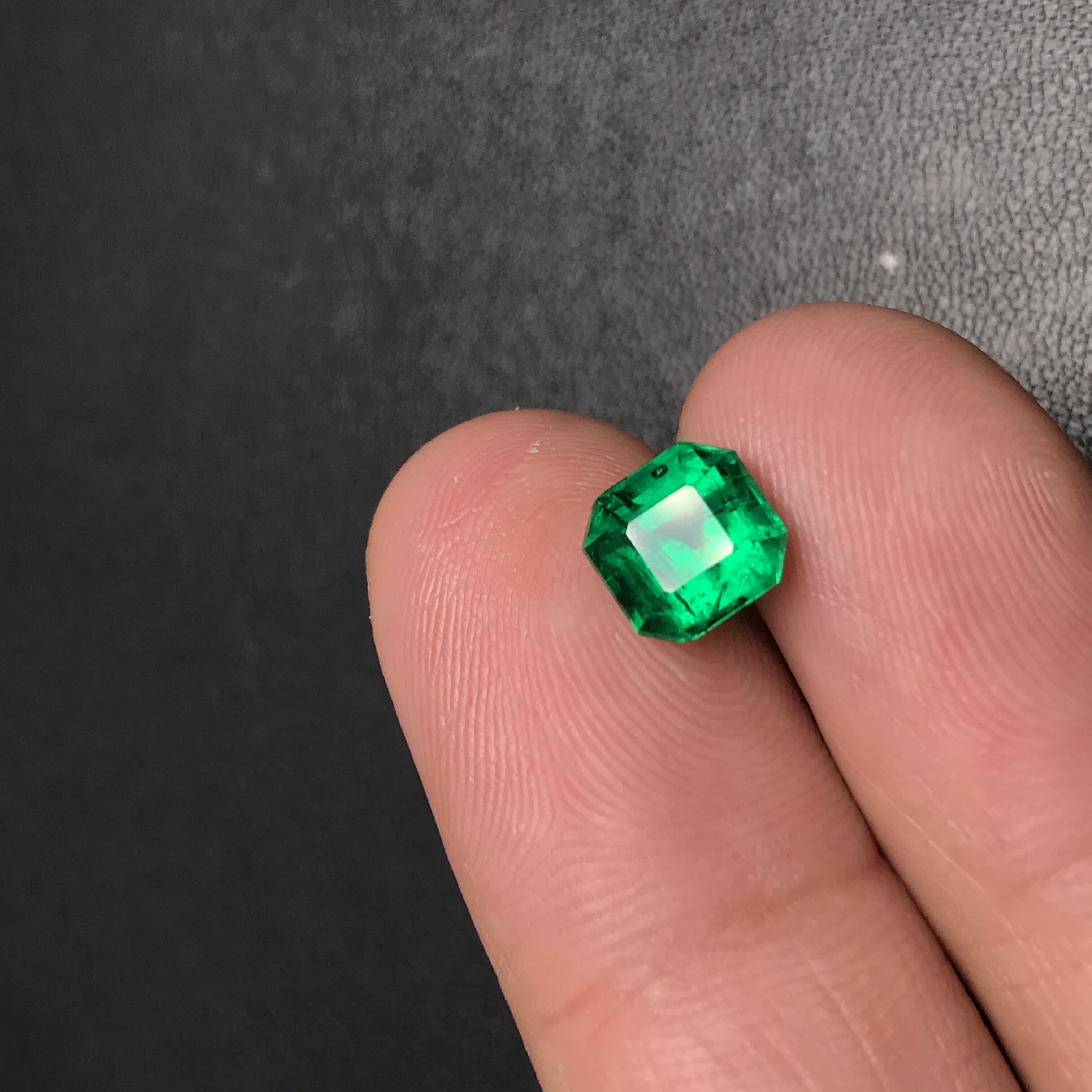 Caiyi jewelry 1 97ct natural Colombian micro-oil Musa emerald bare stone ring pendant color treasure