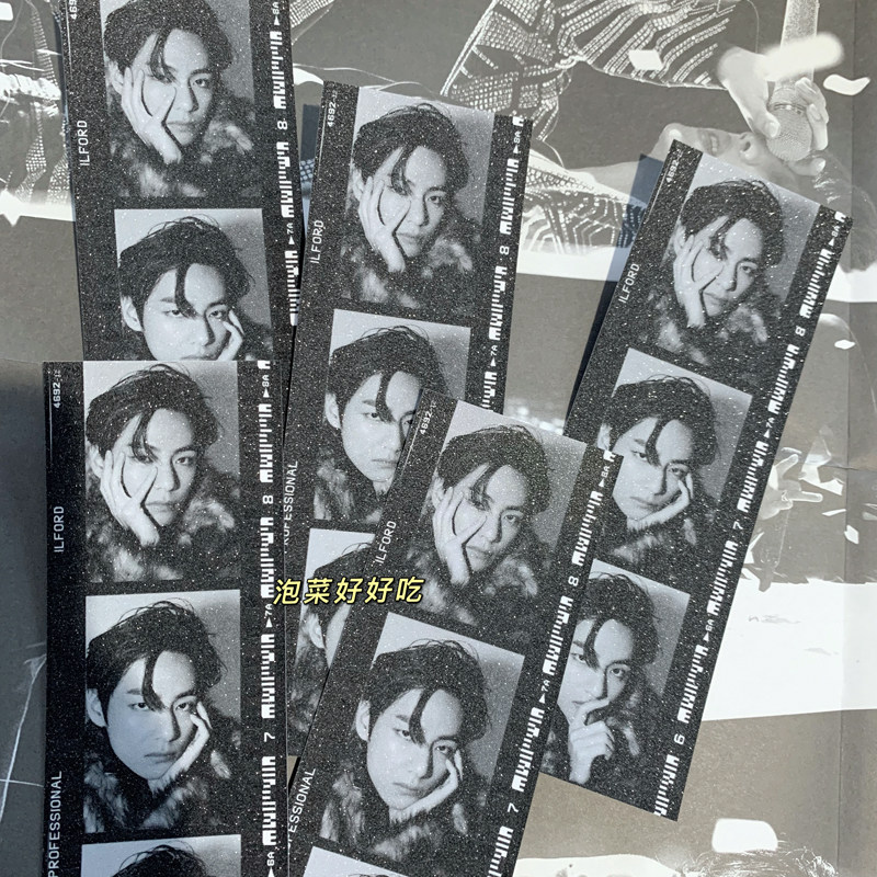 Self-made peripheral BTS Kim Taehyung V Tae Tae Se the first handsome black and white bookmark one side full of stars
