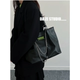 Вместительная и большая демисезонная сумка на одно плечо, черная сумка через плечо, коллекция 2022, премиум класс, подходит для студента