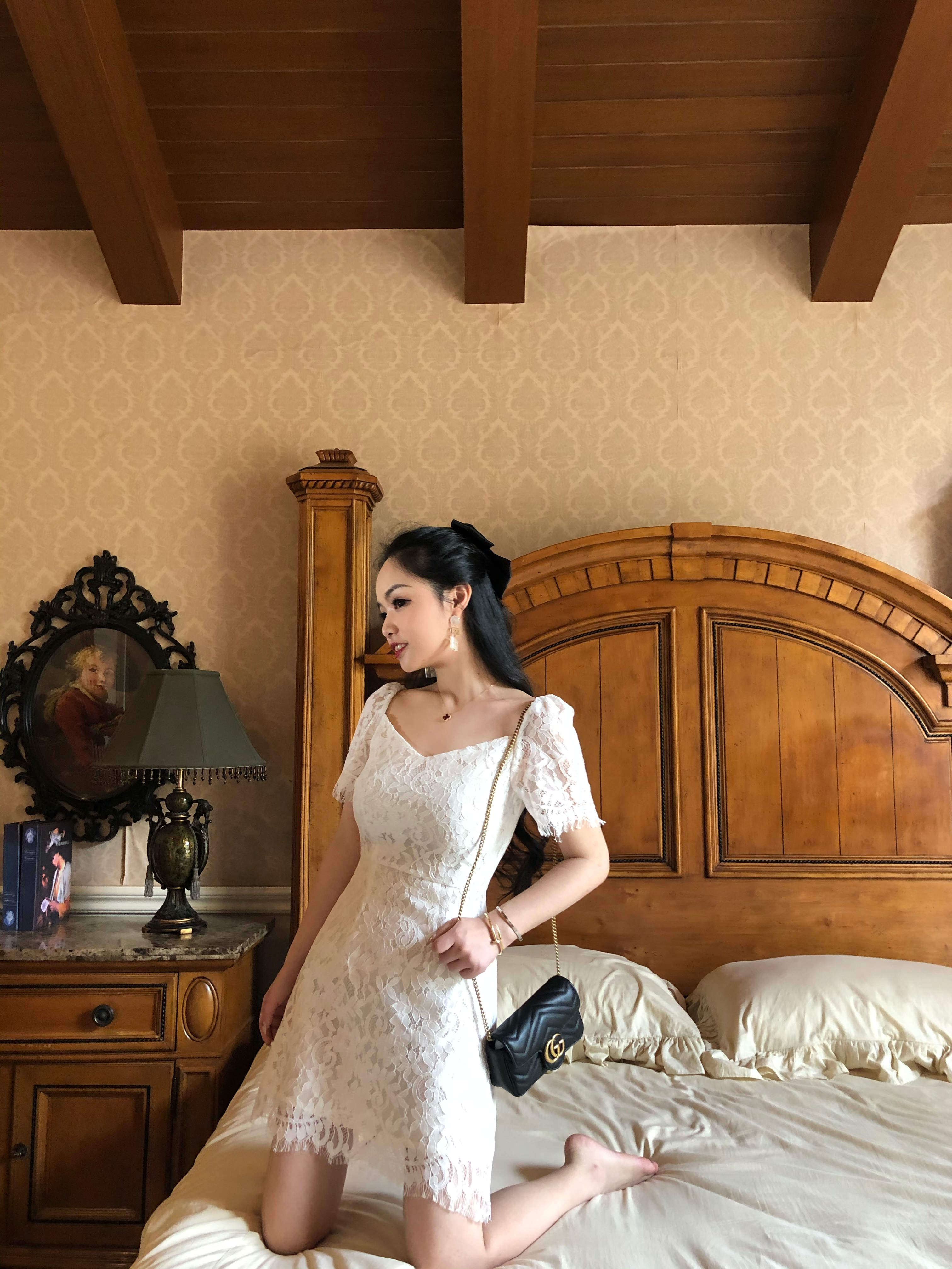 Small white lace skirt 2020 spring and summer new Korean version V-neck waist slim hook flower short-sleeved dress