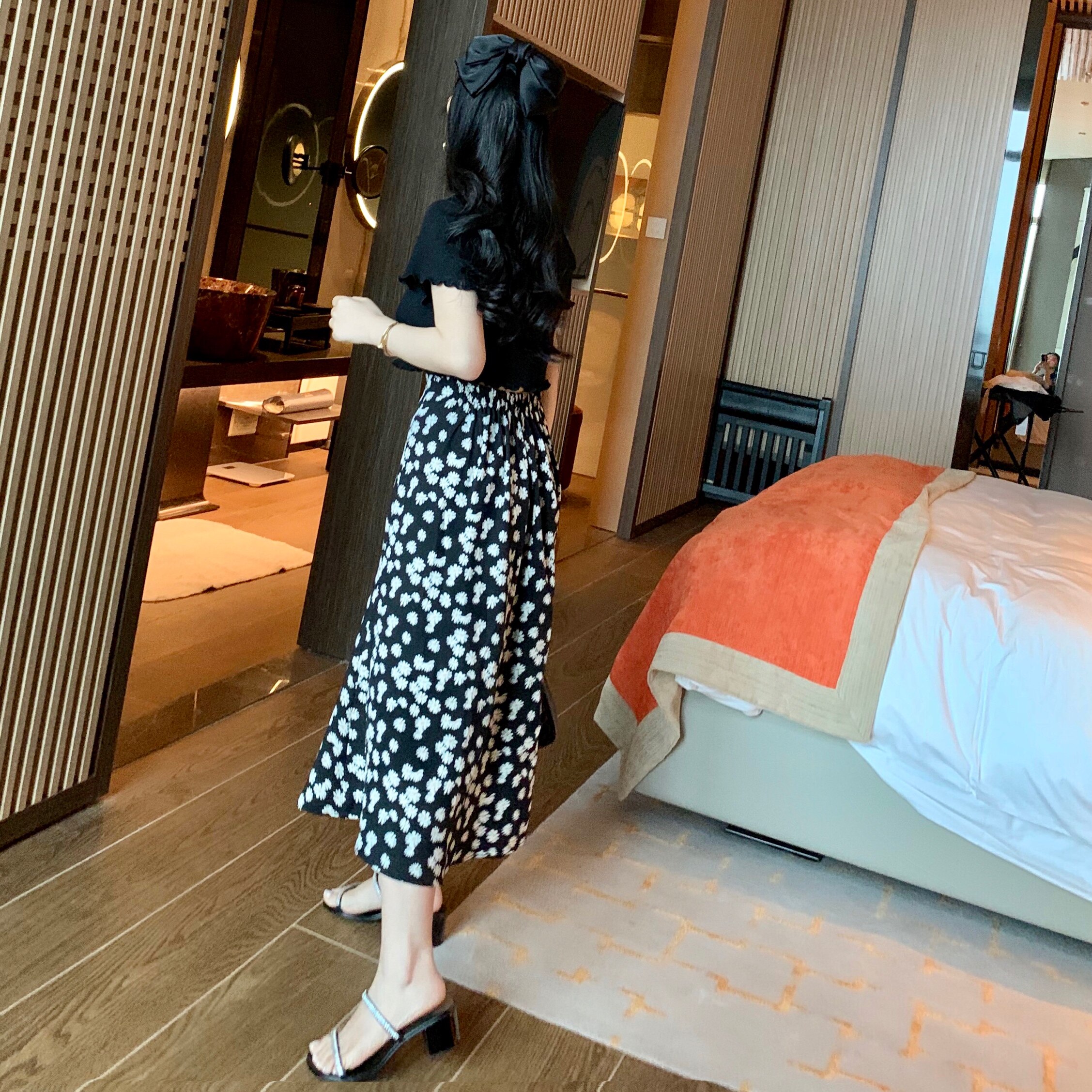 Small daisy skirt women's 2020 summer new high-waisted a-line skirt black thin floral chiffon skirt