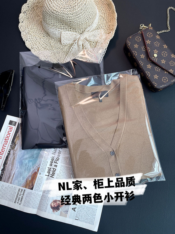 Beautiful Designer's Simple and Fashionable V Neck Heavyweight Silk Mulberry Silk Knitted Cardigan Air-Conditioning Shirt Is Slim and Slim Beautiful Designer's Simple and Fashionable V Neck Heavyweight Silk Mulberry Silk Knitted Cardigan Air-Conditioning Shirt Is Slim and Slim