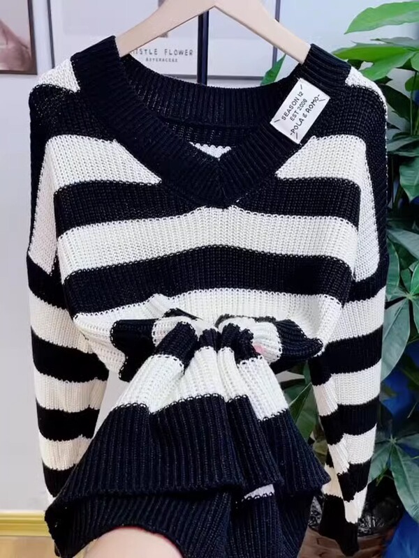 High-Quality and Sophisticated 2025 New Style Loose Sweater for Women with Unique Design, Niche Japanese Retro Striped Knit Base Shirt