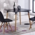 Eames Nordic gỗ nguyên khối bàn vuông căn hộ nhỏ tối giản hiện đại 4 người 6 người Bàn hình chữ nhật thương lượng bàn ăn kết hợp ghế - Bàn