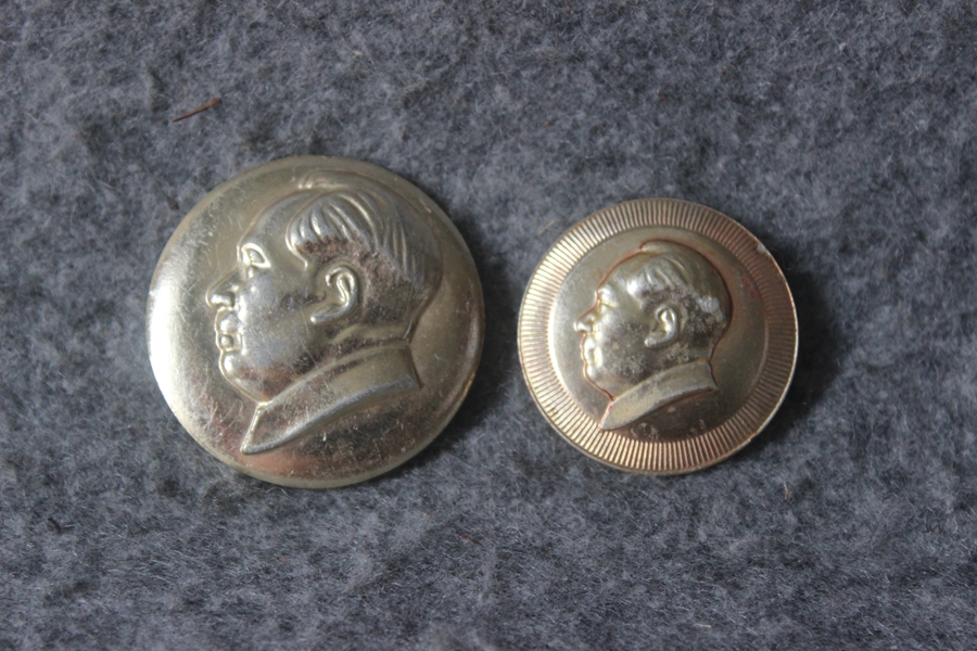 Cultural Revolution Mao Zedong portrait to wish Chairman Mao a lifetime without paint A pair of 45-37mm W24 8