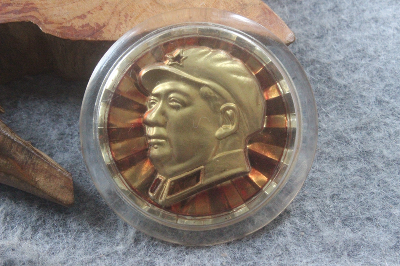 The Cultural Revolution Mao Zedong like the Zhangthick version of the organic glass sketching avatar to shine a good product 52mm W31 8