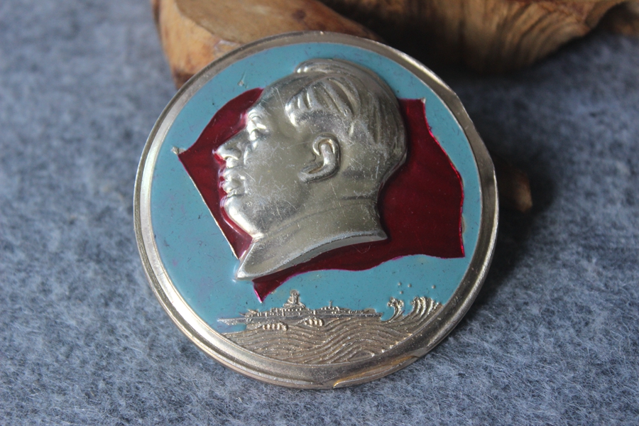 Cultural Revolution Mao Zedong Badge Warship Wave Blue Sky Red Flag Double Color Badge 60mm Cropping Error N2 1
